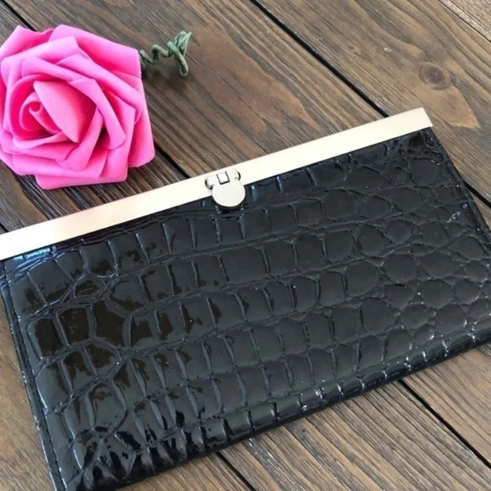 Black faux croc vegan accordion wallet - Picture 1 of 7